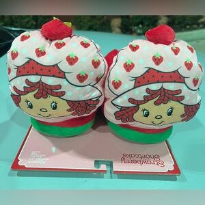 STRAWBERRY SHORTCAKE PLUSH SLIPPERS. BRAND NEW. ADULT SIZE LARGE-XL